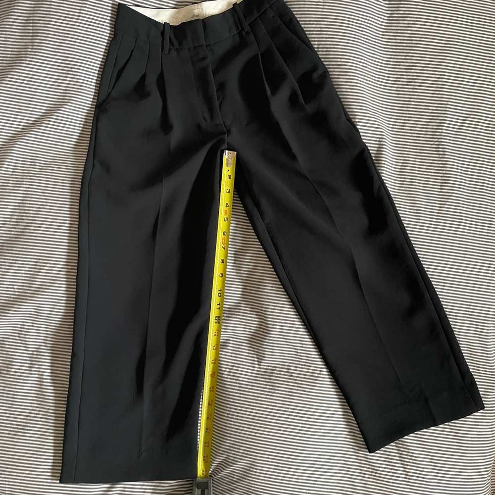 Like new, Aritzia effortless cropped crepe black pants, size 0